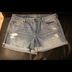 American Eagle boy midi shorts